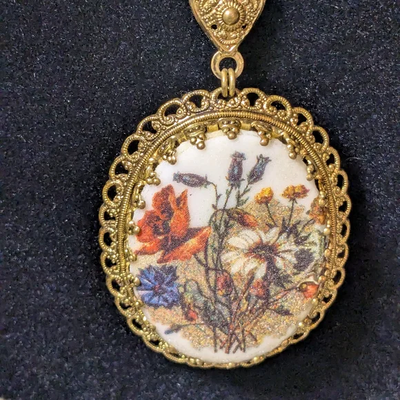 Vintage Gold Tone Chain With Elegant Gold Floral Sugar Pendant And Earrings - Picture 6 of 9